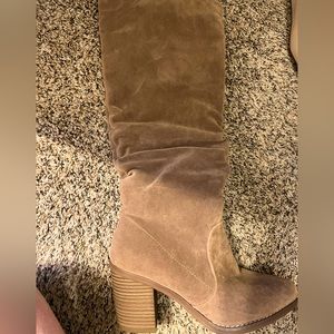 Cute mid calf boots with shot heel, size 9 women.